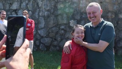 Kocaeli Büyükşehir Belediye Başkanı Tahir Büyükakın, başarılı öğrenciler ve sporcularla