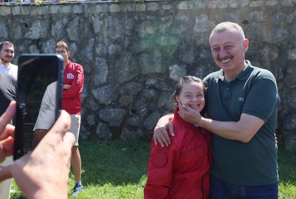 Kocaeli Büyükşehir Belediye Başkanı Tahir Büyükakın, başarılı öğrenciler ve sporcularla