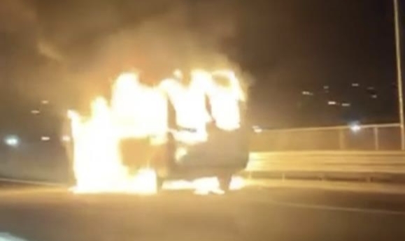 TEM Otoyolu'nun Kocaeli geçişinde seyir halindeki minibüs alev alev yandı.