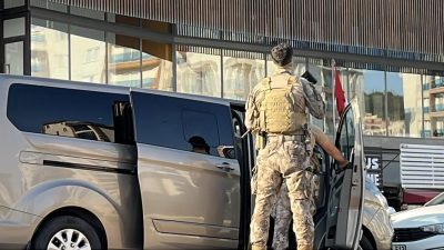 Kocaeli'nin Gebze ilçesinde hakkında yakalama kararı bulunan şüpheli, polise mukavemet