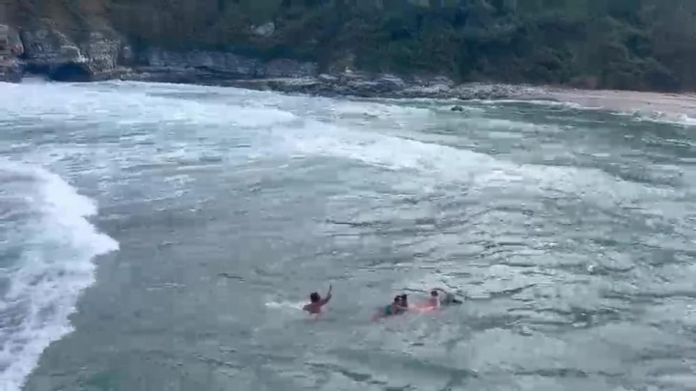 Kocaeli'nin Kandıra ilçesinde denize giriş yasağına rağmen suya giren baba