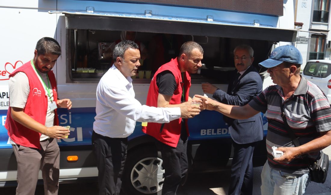 İzmit Belediyesi, sosyal belediyecilik çalışmaları kapsamında Cuma namazı sonrası vatandaşlarla