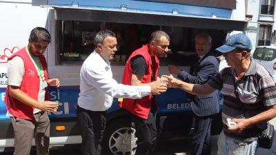 İzmit Belediyesi, sosyal belediyecilik çalışmaları kapsamında Cuma namazı sonrası vatandaşlarla