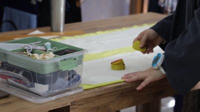 İzmit Belediyesi tarafından yaz dönemine özel düzenlenen dikiş kursu, kadınlara