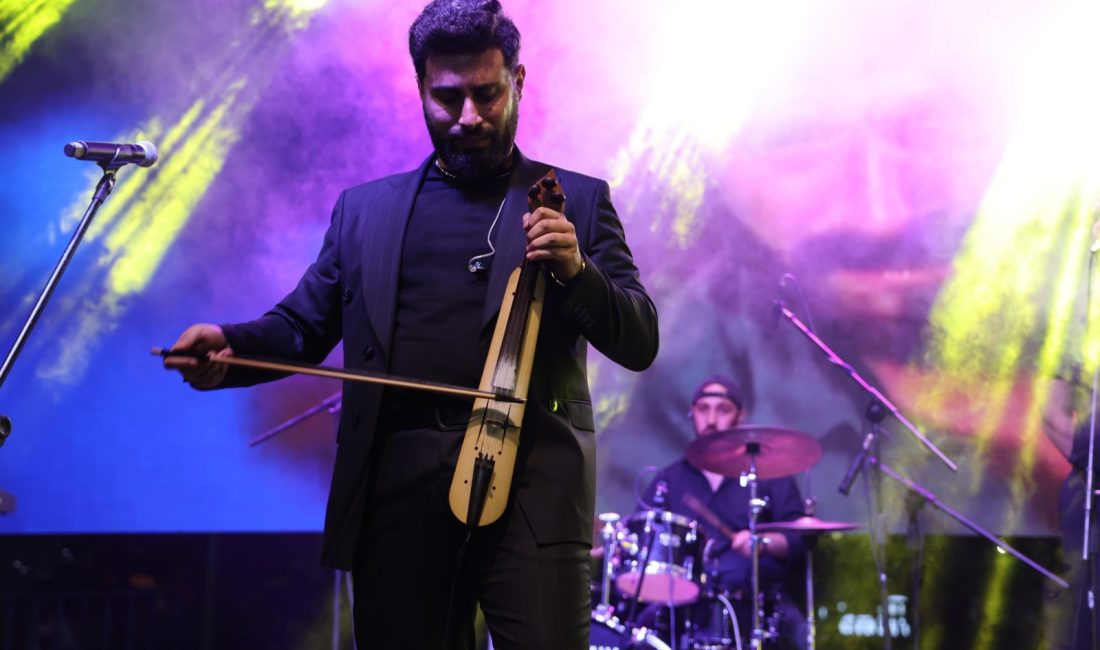 Kocaeli Büyükşehir Belediyesi’nin “Yaz Neşesi” etkinlikleri kapsamında Kandıra’da düzenlenen konserde