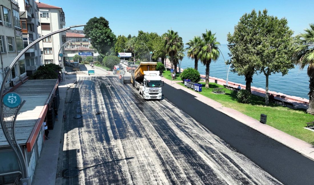 Kocaeli Büyükşehir Belediyesi tarafından gerçekleştirilen çalışmalarla Karamürsel Plaj Yolu Caddesi
