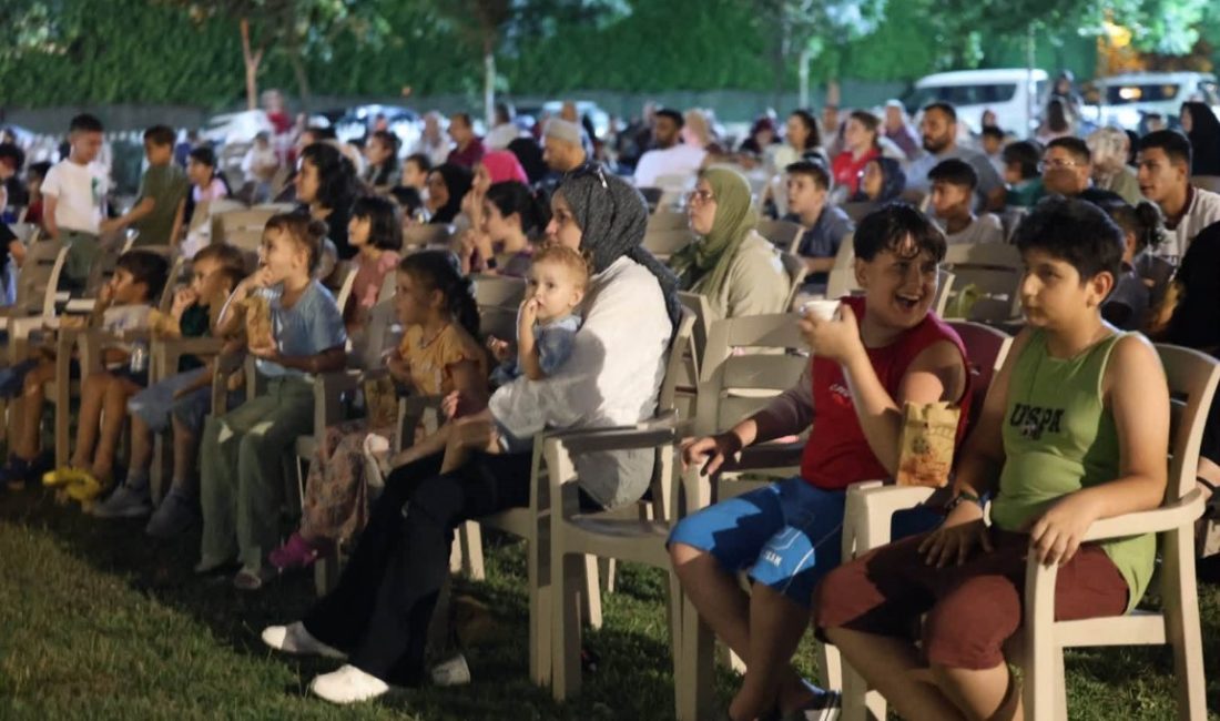 Kartepe Belediyesi’nin düzenlediği Açık Hava Sinema Geceleri, vatandaşları yaz akşamlarında