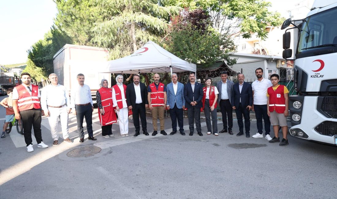 Türk Kızılay Dilovası Şubesi'nin Kayapınar Mahallesi'nde düzenlediği kan bağışı kampanyasında