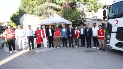 Türk Kızılay Dilovası Şubesi'nin Kayapınar Mahallesi'nde düzenlediği kan bağışı kampanyasında