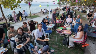 Başiskele Belediyesi Neşet Ertaş Müzik Okulu öğrencileri, velileri ve eğitmenleri,