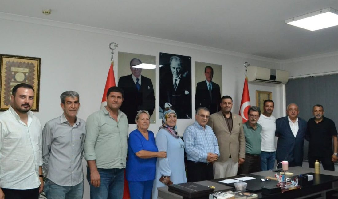 Darıca Muhtarlar Derneği Başkanı Sıddık Topal ile yönetim kurulu üyeleri,
