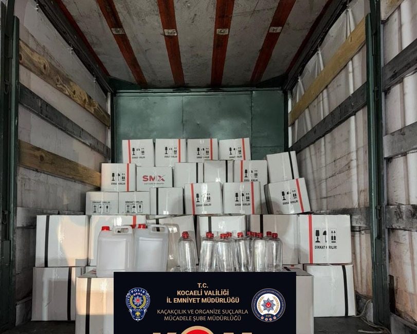 Kocaeli’nin Körfez ilçesinde düzenlenen kaçakçılık operasyonunda bir araçta 2 bin