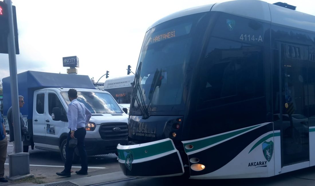 Kocaeli’de eski Trafik Şube Müdürlüğü önünde tramvay ile İSU’ya ait