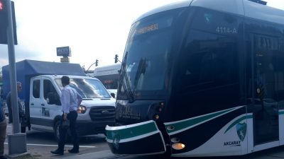 Kocaeli’de eski Trafik Şube Müdürlüğü önünde tramvay ile İSU’ya ait