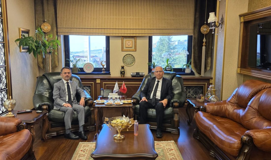 Kocaeli Valisi İlhami Aktaş, geçtiğimiz günlerde annesini kaybeden Kocaeli Üniversitesi