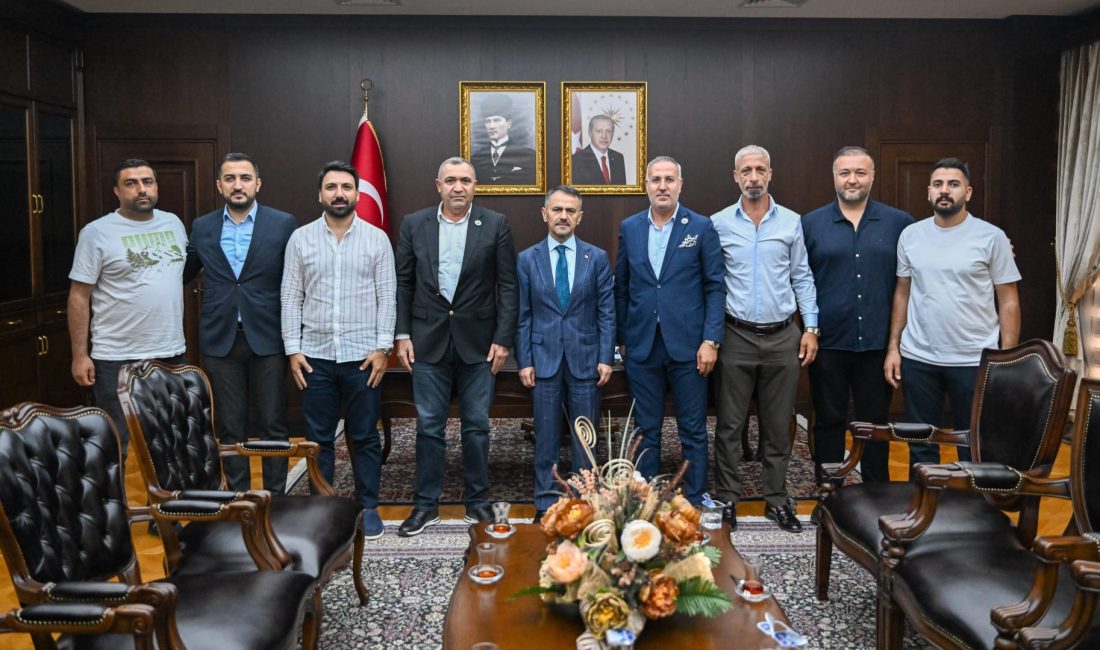 Darıca Müteahhitler Birliği Derneği Başkanı Salih Günal ve beraberindeki yönetim