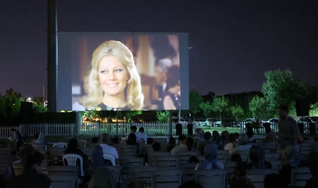 Kartepe Belediyesi tarafından düzenlenen Açık Hava Sinema Geceleri, vatandaşları Yeşilçam’ın