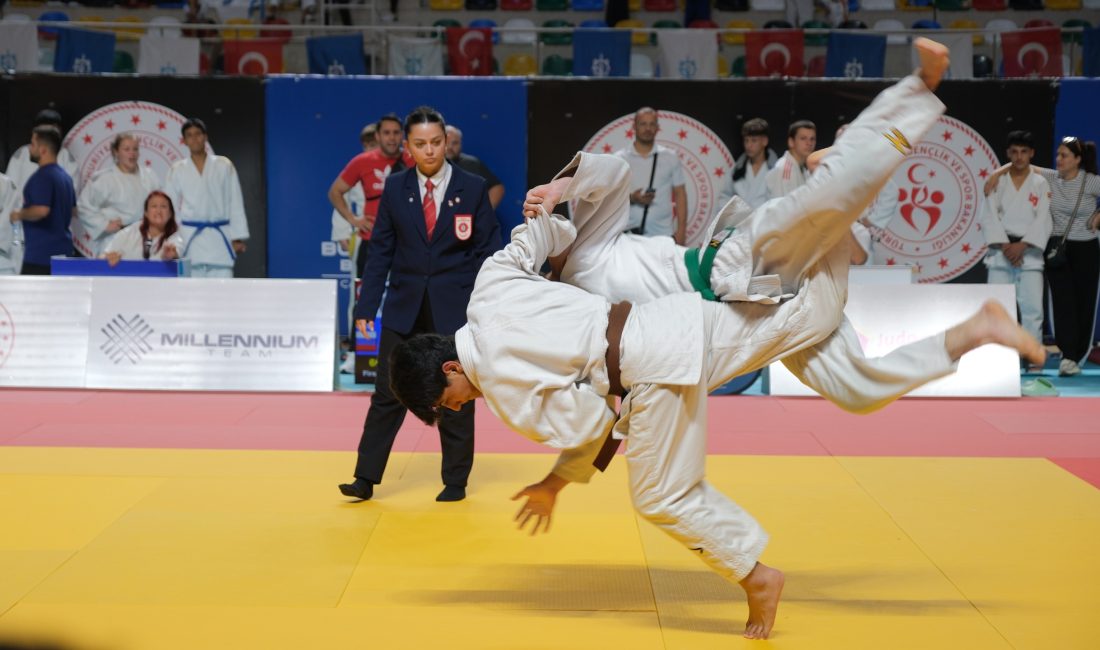 Kocaeli Büyükşehir Belediyesi, sporun her branşında hayata geçirdiği yatırımlar, sporcu