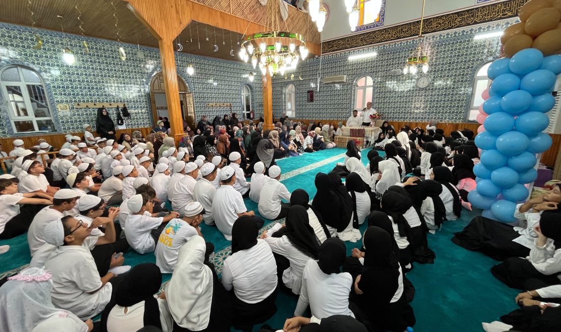 İzmit Tepeköy Mevlana Camii’nde düzenlenen Yaz Kur’an Kursu Kapanış Programı,