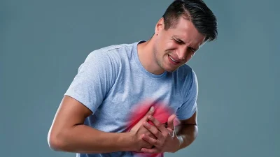 Göğüs ağrısının nedeninin yalnızca belirtilere bakılarak belirlenemeyeceğini vurgulayan Op. Dr.
