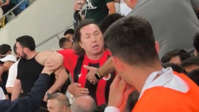 Gençlerbirliği-Fenerbahçe maçı sırasında küçük bir çocuğun üzerindeki Fenerbahçe formasının çıkarılmasıyla
