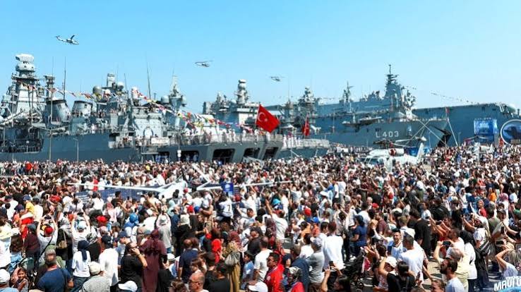 Gölcük Belediye Başkanı Ali Yıldırım Sezer, Gölcük Tersanesi’nde düzenlenen TEKNOFEST