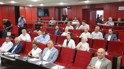 Gebze Belediyesi eylül ayı meclis oturumu Kent Meydanı'nda bulunan meclis