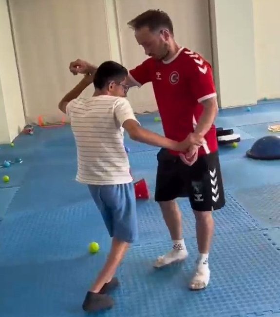 Körfez Belediyesi’nin özel sporculara yönelik düzenlediği eğitimlerde ortaya çıkan neşeli