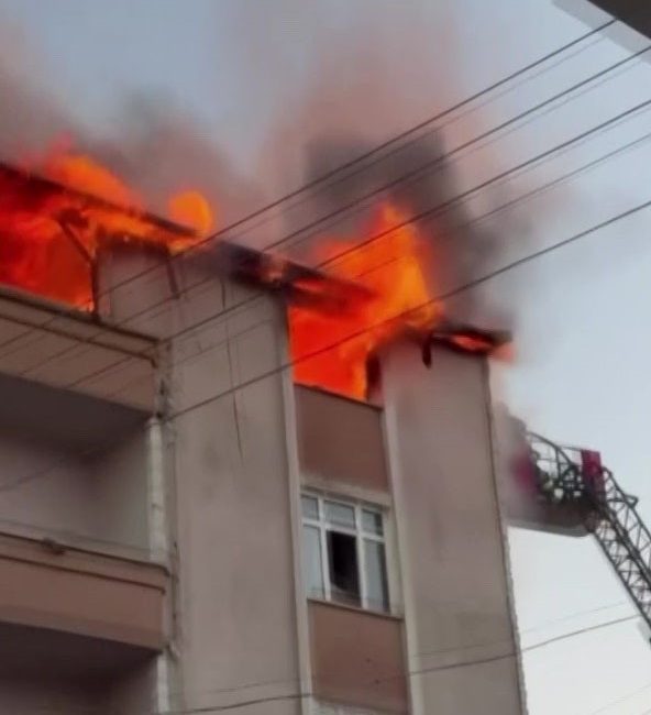 Kocaeli’nin Darıca ilçesinde bir binanın teras katında çıkan yangın paniğe