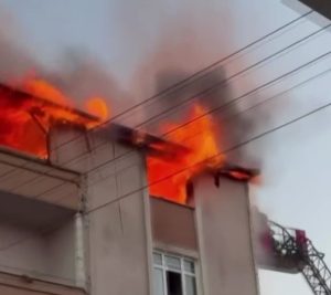 Kocaeli’nin Darıca ilçesinde bir binanın teras katında çıkan yangın paniğe
