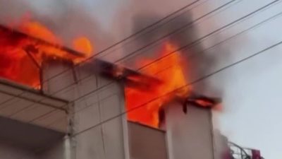 Kocaeli’nin Darıca ilçesinde bir binanın teras katında çıkan yangın paniğe