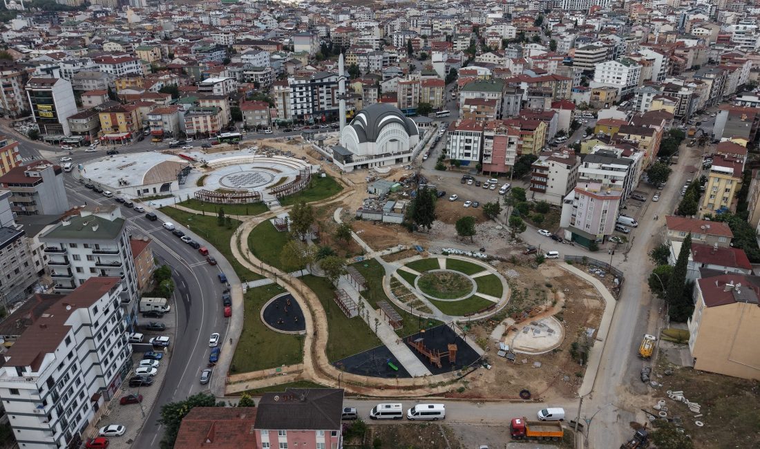 Çayırova’nın farklı noktalarında yapımı devam eden kent meydanı, spor kompleksi,
