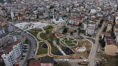 Çayırova’nın farklı noktalarında yapımı devam eden kent meydanı, spor kompleksi,