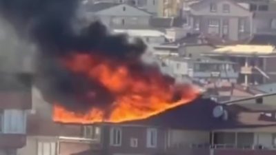 Kocaeli’nin Darıca ilçesinde bir binanın çatısında çıkan yangın, itfaiye ekiplerinin
