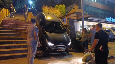 Kocaeli’nin İzmit ilçesinde yaşanan ilginç olayda, sürücünün girdiği güzergâhın merdiven