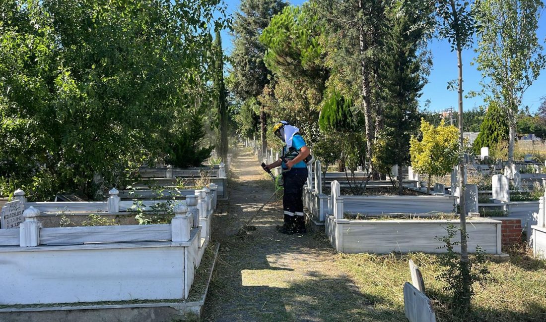 Gebze Belediyesi, ilçe genelindeki mezarlıklarda bakım ve temizlik çalışmalarını sürdürüyor.