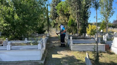 Gebze Belediyesi, ilçe genelindeki mezarlıklarda bakım ve temizlik çalışmalarını sürdürüyor.