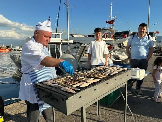 Yeni balıkçılık sezonunun başlamasıyla birlikte İzmit Marina’da geleneksel hale gelen