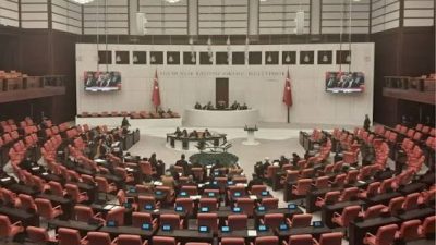 İzmit Belediye Meclisi’nin eylül ayı olağan toplantısı öncesinde meclis salonundaki