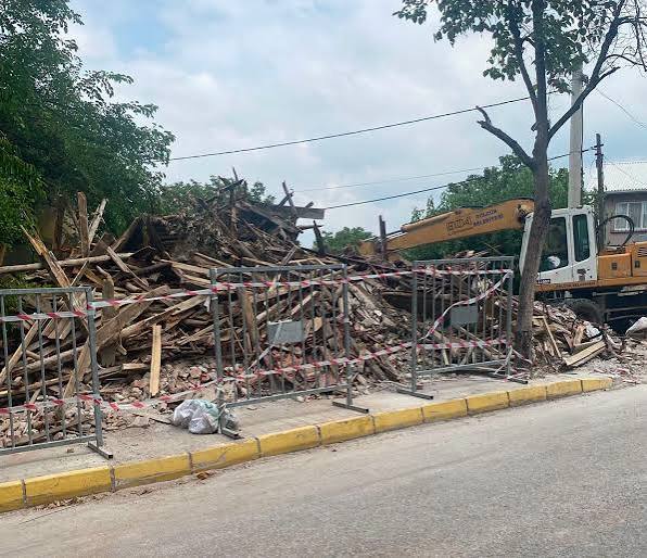 Gölcük Belediyesi, can ve mal güvenliği açısından risk oluşturan metruk