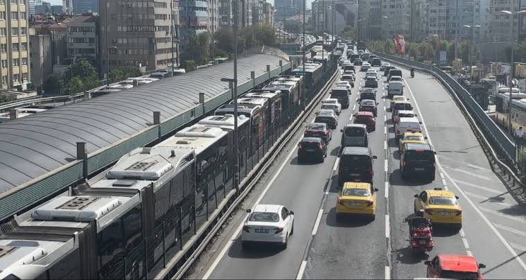 Türkiye’de vatandaşlar elektrikli araçlara ilgi gösterirken, arızalı şarj istasyonları sorun